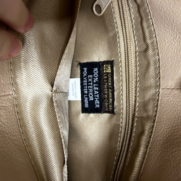 Great American Soft Tan Leather 3 Pocket Purse snap close and adjustable straps - Picture 12 of 14